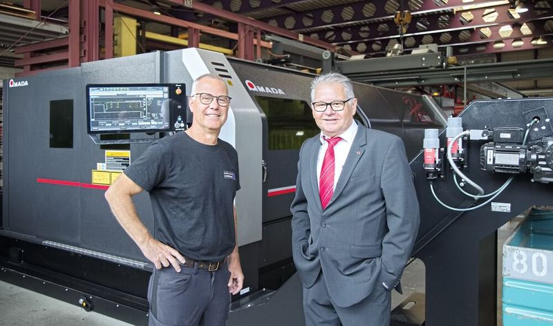 Daniel Zumbrunn (li., CEO und Inhaber, Fertigungs-Center Zumbrunn AG) und Hanspeter Müller (re., Geschäftsführer, Amada Swiss GmbH) sind mit der erfolgreichen Integration der beiden Amada-Ventis-Flachbettlasermaschinen in die bestehende Lagerlogistik hochzufrieden. (Bild: Matthias Böhm)