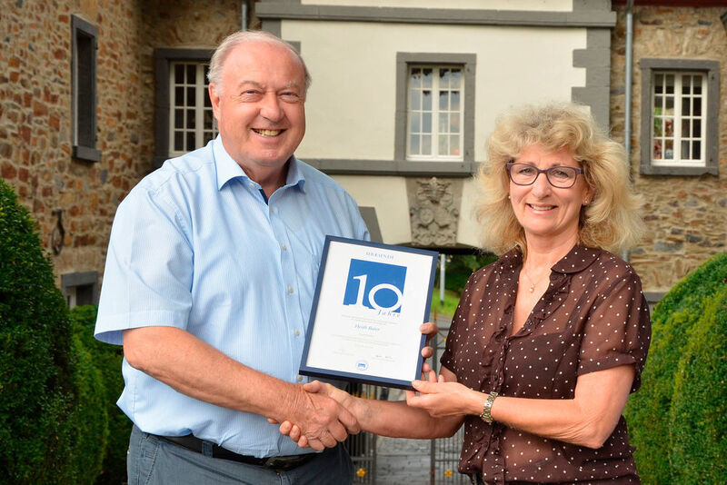 Für ihren bereits zehn Jahre anhaltenden Einsatz als Pressesprecherin der Kfz-Innung Worms erhielt Heidi Baier eine Ehrenurkunde von Hans Werner Norren, Präsident des Kfz-Gewerbes Rheinland-Pfalz. (Kfz-Gewerbe Rheinland-Pfalz)