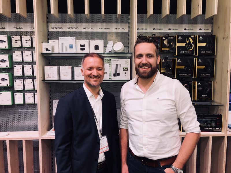 (l.) René van Rijn, First WISE, und Thomas Gass, Netatmo, sind für ein Smart Home bestens ausgestattet. (Bild: IT-BUSINESS)