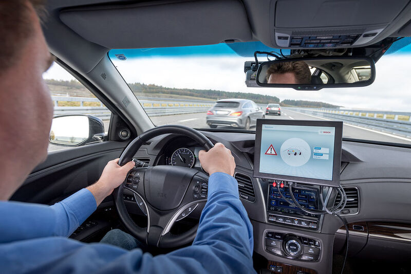 Auch Fahrerassistenzfunktionen wie die adaptive Abstands- und Geschwindigkeitsregelung ACC profitieren von der direkten und nahezu verzögerungsfreien Datenübertragung mit Cellular-V2X. (Bosch)