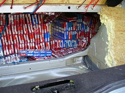 Ein doppelter Boden im Auto und ein Minitank mit 8 l Fassungsvermögen statt des Originaltanks schufen Platz für 60.400 Zigaretten. Zoll und Bundespolizei kamen trotzdem dahinter. (Archiv: Vogel Business Media)