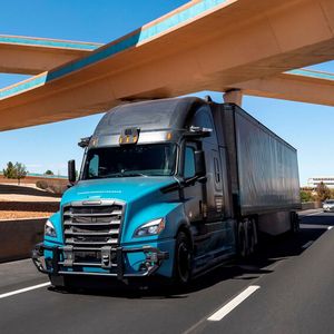 Die installierte Elektronik hält den Kurs und ermöglicht dem Laster unter anderem selbständig die Spuren zu wechseln.(Bild:  Daimler Trucks)