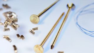 Die Spezialmaschinen verarbeiten Drähte mit geringsten Toleranzen in hoher Geschwindigkeit. (Bild: Jouhsen-bündgens)