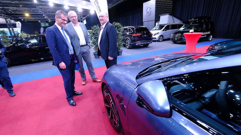 Gemeinsamer Rundgang: ZDK-HGF Dr. Kurt-Christian Scheel, Michael Schneider (Präsident LV Sachsen) und Helmut Peter (Präsident LV Thüringen) (Bild: VCG - Zietz)