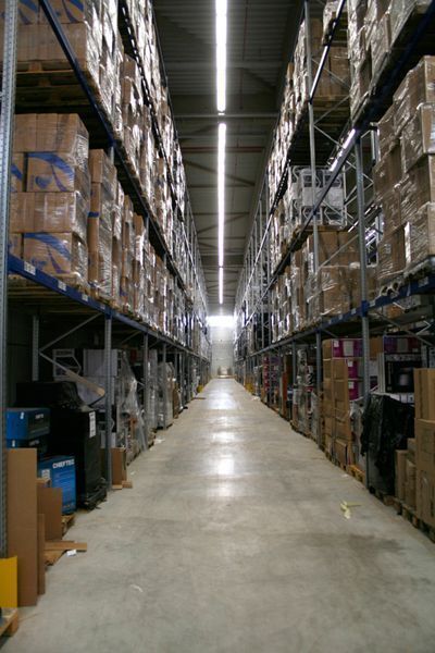 Einblick in eine der Lagergassen des Logistikzentrum II im Dezember 2008. (Archiv: Vogel Business Media)