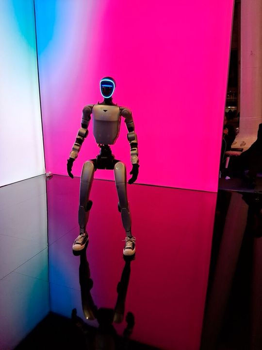 Humanoider Roboter des chinesischen Anbieters Unitree in einer futuristischen Lichtinstallation: Die Problematik der digitalen Souveränität prägte zahlreiche Debatten über Europas technologische Unabhängigkeit auf dem Web Summit 2025 in Lissabon.(Bild:  Web Summit)