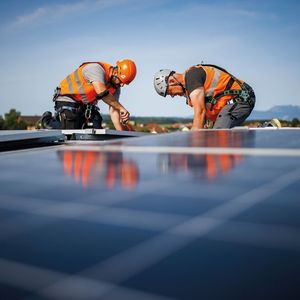 2213 panneaux solaires ont été installés sur les toits de la cimenterie d’Éclépens.(Source :  Romande Energie)