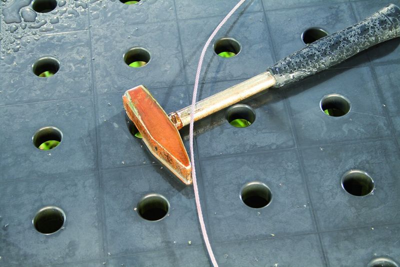 Der Hammer rostet, die Tischoberfläche nicht. (Bilder: Siegmund)