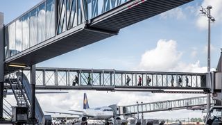 fluggastbrucke-flughafen-hannover (Quelle: Hannover Airport)