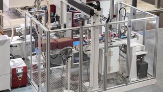 Mit einer Smartprimus 90/350 nebst Condition Monitoring System CMS Lite von Wittmann und einer von Wittmann Battenfeld Deutschland konzipierten und gebauten Automatisierungszelle, wird per 1+1-fach-Werkzeug von Sola auf der Fakuma eine Wasserwaage aus ABS hergestellt.  (Bild: Wittmann Battenfeld)