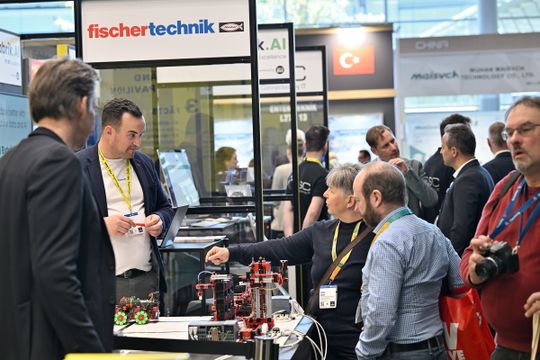 Mit dem Messeauftritt unterstreicht fischertechnik seine Rolle als Partner für Industrie, Bildung und Forschung.(Bild:  fischertechnik)