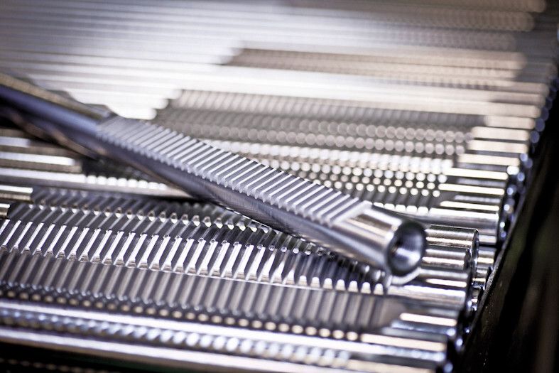 Bild 3: Beschichtet mit Balinit Alcrona Pro, fertigen die Räumplatten nun 14.000 statt 7000 Zahnstangen. (Bild: Oerlikon Balzers)