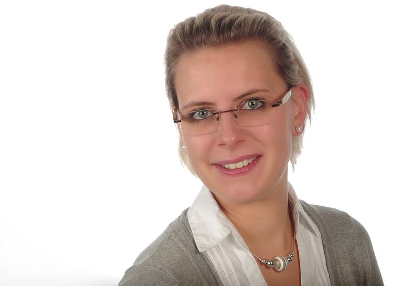 Frances Lentz, Geschäftsführerin der Wirtschaftsdetektei Lentz: „Steht ein Verdacht im Raum, sollte sich der Arbeitgeber auf keinen Fall selbst auf die Lauer legen. Da es sich um einen schweren Vorwurf handelt, der zudem noch gar nicht bewiesen ist, ist es extrem wichtig, dass Nachforschungen unentdeckt bleiben.“ (Bild: Detektei Lentz)