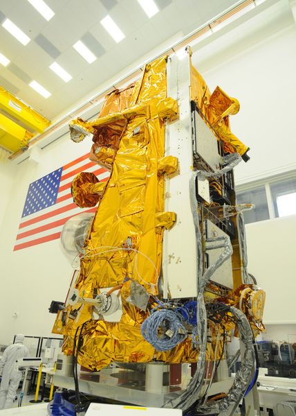 Der Satellit Suomi NPP während der Bauphase bei Bell Aerospace (NASA)