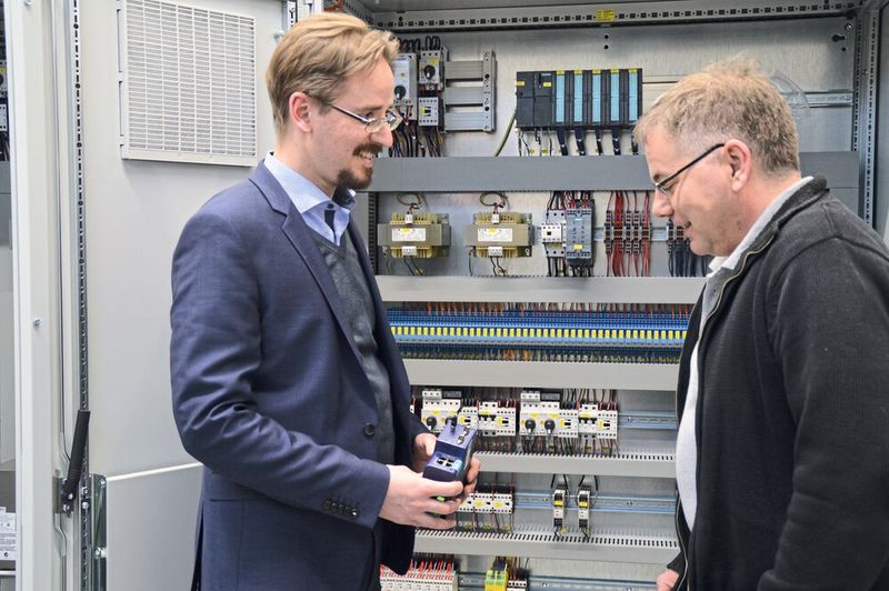 v.l. Helmut Halmburger, Produktmanager Industrielle Kommunikation bei Wachendorff und Elektrofachmann Michael Lantz von Amandus Kahl mit der Variante eWon Flexy. Diese  Router-Serie wird bei Amandus Kahl demnächst häufiger zum Einsatz kommen, denn hiermit können Zusatzdienste und Mehrwerte erschlossen werden.   (Bild: Wachendorff)