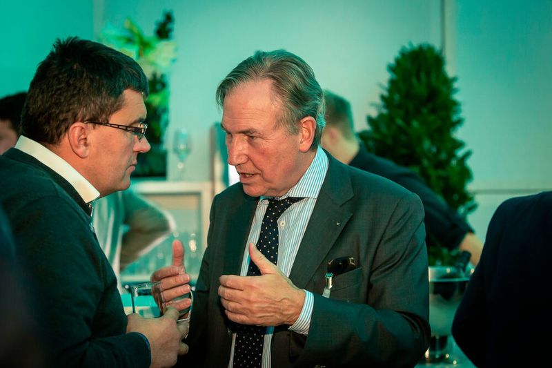 Vertreter der freien und markengebundenen Welt auf Augenhöhe: Werner Frisch (l.) und Dirk Weddigen von Knapp. (Stefan Bausewein)