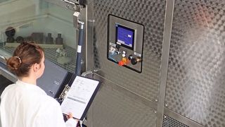 Das IGOS hat seine Prüfausstattung jüngst um eine neue Universalprüfkammer erweitert, die den kompletten Vorgang der Korrosionsprüfung auf einer Maschine ermöglicht. (Bild: IGOS)