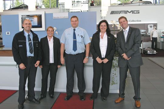 Nur ein kleiner Teil der Servicemannschaft: die Serviceberater Marek Piontek (li.) und Andreas Neuhausen (Mitte), die Assistentinnen Corinna Jansen (li.) und Simone Wegener sowie Kundendienstleiter Björn Moraw (r.). (Archiv: Vogel Business Media)