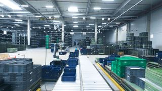 „Kalle“ heißt die neue Pick-and-Place-Lösung von Leadec im Leergutmanagement-Prozess eines Automobilherstellers. Der Cobot erkennt Kleinladungsträger automatisch, greift und stapelt sie. (Bild: Leadec)