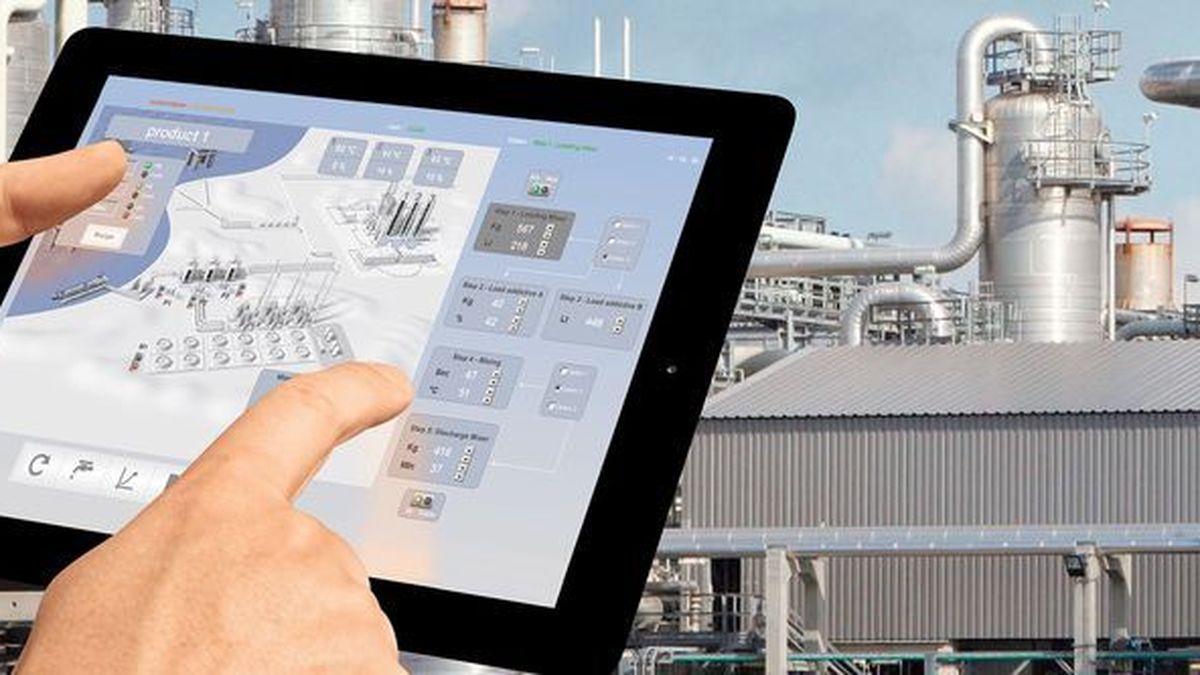 Wer mit eindeutigen Markierungen und einem zuverlässigen Funknetzwerk die Voraussetzungen für Maintenance 4.0 geschaffen hat, kann im nächsten Schritt erste, bereits verfügbare Mixed-Reality-Anwendungen für die Instandhaltung testen. (Phoenix Contact)