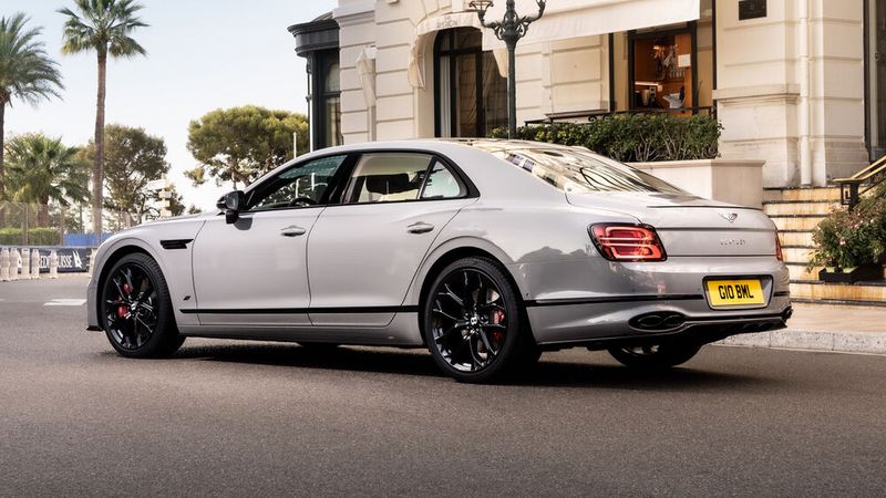 Die schwarzen Zierelemente der Flying Spur S-Modelle sorgen für einen sportlich-dezenten Hinweis. (Bild: Autoren-Union Mobilität / Bentley)