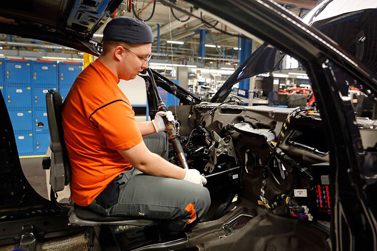 Für rund 24.000 Beschäftigte der Ford-Werke gibt es eine Zukunft in Köln: Der Fiesta wird auch künftig in Deutschland gefertigt. Vorausgegangen waren Befürchtungen, dass die Produktion an einen Standort in Rumänien verlagert werden könnte. (Ford/ Friedrich Stark)