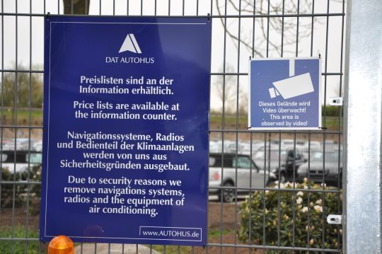 Da die Kunden ohne Begleitung der Verkäufer Zugriff auf die Fahrzeuge haben, muss das Autohaus einige Vorkehrungen treffen. (Foto: Richter)