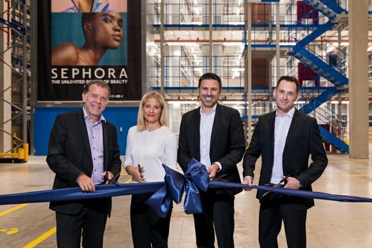 (Bei der Eröffnung des neuen Lagermoduls mit Picktower (v.l.n.r.): Jacques Pellissier, Director Supply Chain EME (Sephora), Julia Börs, President Consumer Products (Arvato Supply Chain Solutions), Björn Überschär, General Manager Germany (Sephora) und Sebastian Altrogge, Vice President Key Account Management (Arvato Supply Chain Solutions).  Bild: Arvato Supply Chain Solutions)