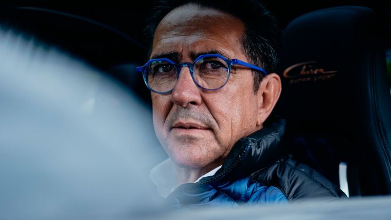 Bugatti-Cheftester Pierre-Henri Raphanel erklärt, wie das schnell fünf Millionen Euro teure Wunderwerk funktioniert. (Bild: Bugatti)