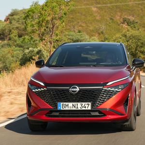 Der Kühlergrill wurde in dreieckiger Form komplett neugestaltet, seine Schuppen-Struktur aus vielen kleinen Dreiecks-Elementen soll an die Ritterrüstung antiker japanischer Kämpfer erinnern.(Bild:  Nissan)