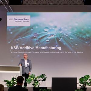 Der Fachingenieur Stephan Braun, von KSB, hält den ersten Vortrag zur additiven Fertigung in der Pumpen- und Wasserstofftechnik.(Bild:  Junker / PROCESS)