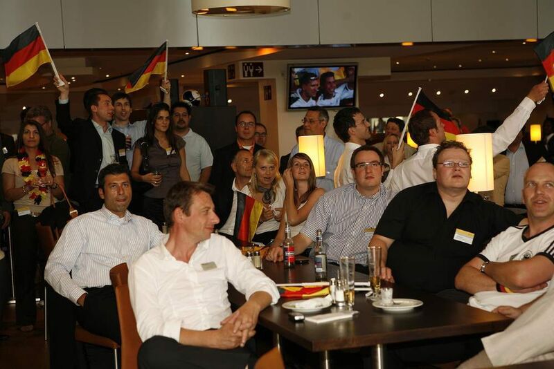 Beim EM-Halbfinalspiel Deutschland gegen die Türkei fieberten die Partner heftig mit. (Archiv: Vogel Business Media)