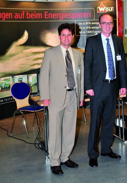 Armin Dürr, Akzo Nobel, und Viktor Richtsfeld, Wolf Anlagen-Technik, zeigten, dass jede Lacktrockentechnologie ihre Vorteile hat. (Archiv: Vogel Business Media)