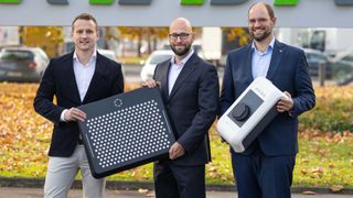 Begrüßen die Kooperation (v.l.n.r.): Gregor Eckhard (COO Easelink), Christian Peer (CEO KEBA Energy Automation) und Gerhard Weidinger (CTO KEBA Energy Automation). (Bild: KEBA)