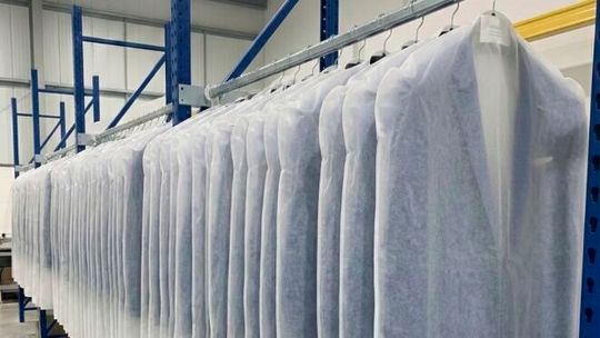 Außer für Kleidung eignet sich das Thinwrap Transparent Gloss HS auch zum Verpacken weiterer Produkte wie Spielzeug, Kosmetik, Zeitschriften, Taschentücher und Servietten.(Bild:  Delfortgroup)