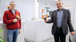 Martin Falkenstein (links) vo der Firma Steinfurth Mess-Systeme und Prof. Dr. Cemal Esen von der RUB haben für die Entwicklung des neuen Geräts kooperiert. (Bild: RUB, Marquard)