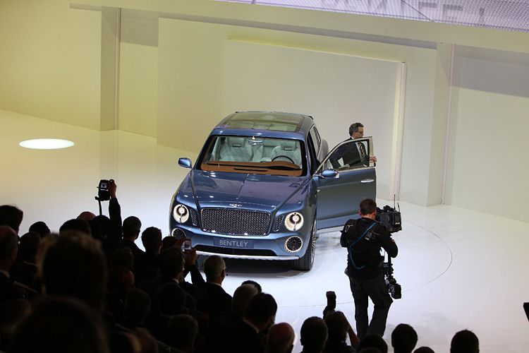 Die Front erinnert an den Bentley Mulsanne. (Foto: Ampnet)