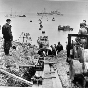 1950: Die Verlegung der ersten HVDC bei Gotland.