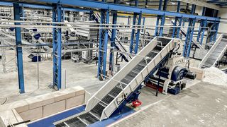 Aus gebrauchten Gewerbe- und Industriefolien entsteht ein LDPE-Regranulat, das in seiner Qualität Neuware in nichts nachsteht. Die angelieferten Folienballen werden dafür geschreddert, gewaschen, getrocknet und schließlich extrudiert. (Bild: Rymoplast)