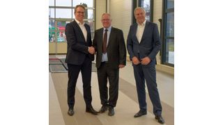 Jann Fehlauer (links) und Clemens Klinke (rechts) beglückwünschen Peter Herget, Leiter Aus- und Weiterbildung bei Dekra, zur neuen Wirkungsstätte. (Rosenow/»kfz-betrieb«)