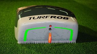 Der Roboter „TurfRob“ der TU Dortmund reinigt und pflegt Kunstrasen gründlich. (Daniel Heß)