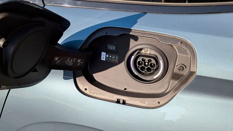 7. Die Reichweite: Mit seiner 17,2-Kilowattstunden-Batterie schafft der 308 SW PHEV 81 Kilometer nach WLTP – ordentlich, aber da gibt es auch in der Kompaktklasse bereits PHEVs mit deutlich mehr Reichweite. Schnellladen kann der Peugeot ebenfalls nicht. Die AC-Ladeleistung ist auf 7,4 kW begrenzt – wovon in Deutschland wegen der Schieflastverordnung nur 4,6 kW genutzt werden können. Zudem raubt die Batterie Platz für den Tank, der deshalb nur auf 42 Liter Volumen kommt. Mit einem Durchnittsverbrauch im Hybridbetrieb von etwa sechs Litern ist trotzdem ein rundreisetauglicher Aktionsradius drin. (Bild: Rosenow – VCG)