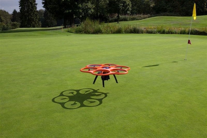 Die intelligenten Kopter sind beim Golf immer auf Ballhöhe. (Archiv: Vogel Business Media)