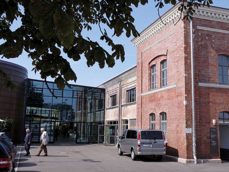 Der Altbau der Oldtimerfabrik (rechts) war früher eine Kanonenfabrik.  (Bild: Michel)