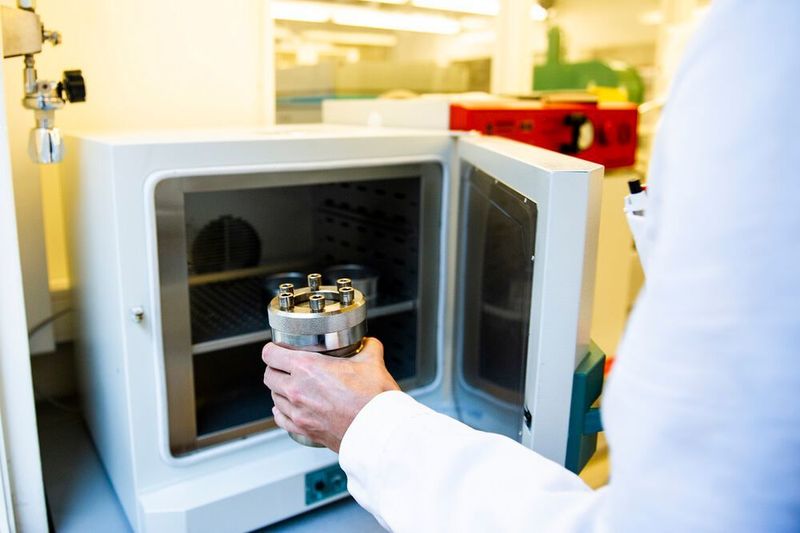 Combining high temperature and high pressure is the perfect recipe to create piezoelectric materials. (Karoline Ravndal Lorentzen, NTNU )