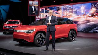 Stephan Wöllenstein (CEO von Volkswagen China) vor dem ID Roomzz Showcar. (Bild: Volkswagen)