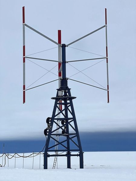 Das SHM-System (grauer Kasten) ist im oberen Bereich des Turms angebracht, der durch ein Stahlrohr-Gestell gebildet wird. Dadurch sind die Komponenten des SHM-Systems den Naturgewalten fast schutzlos ausgeliefert. (Bild: Bachmann electronic)