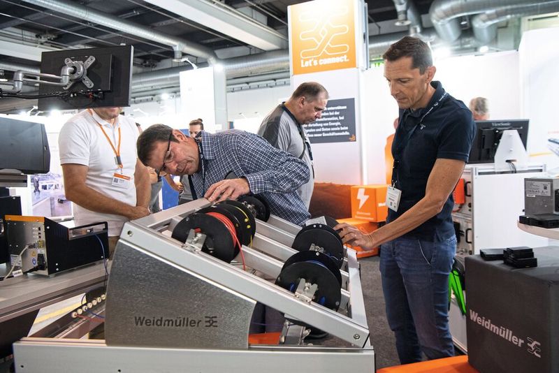 Die «maintenance Schweiz 2024» und die «all about automation» präsentieren vom 28. bis 29. August 2024 in Zürich Zukunftstechnologien, die die Bereiche industrielle Instandhaltung mit Industrieautomation, Robotik und Digitalisierung zusammenbringen.  (Bild: Easyfairs/Susanne Seiler)