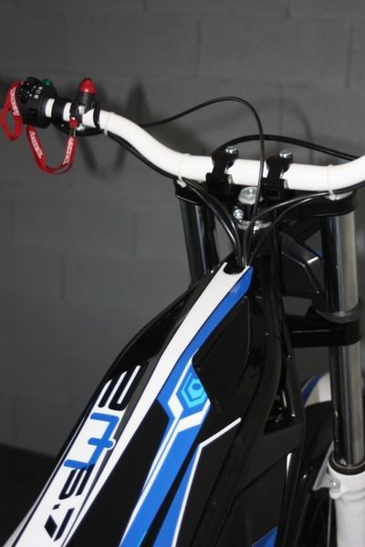 Ein Sicherheitsschalter oben links arbeitet mit einer am handgelek befestigten Magnetkappe und schaltet das Bike im Notfall aus (Bild: Electric Motion)