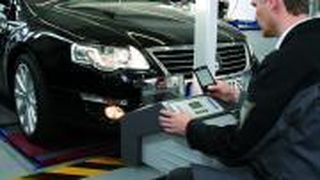 Mithilfe eines Taschen-PCs und des HU-Adapters kann der Prüfer Elektronikkomponenten wie z. B. Kurvenlicht ansteuern und deren Funktion kontrollieren. (Foto: FSD)